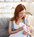 Mamá alimentando al bebé con leche de fórmula